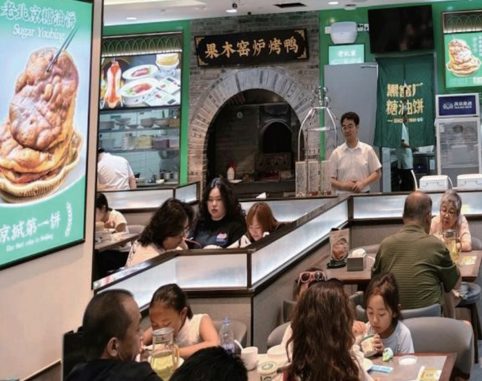 　　图为消费者在黑窑厂糖油饼门店内就餐。