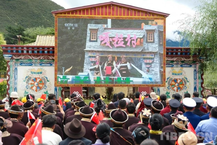 图为嘎拉村村民观看西藏自治区成立60周年庆祝大会 林芝市委宣传部供图 