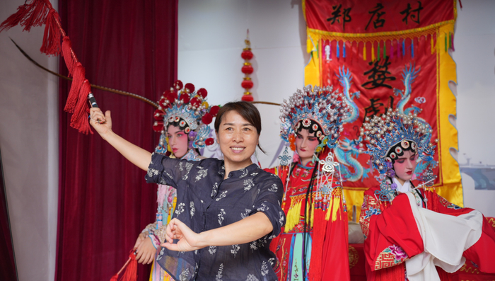 池吉梅（左二）正在指导外国学生做婺剧动作（央广网发  受访者供图）