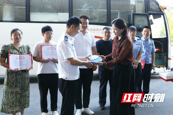 湖南省公安厅交通管理总队接收“无偿献血爱心单位”荣誉奖牌