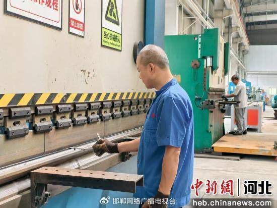 图为在河北中威新能源汽车有限公司生产车间内，工人在对零部件进行折弯。 孙雨蝶 摄
