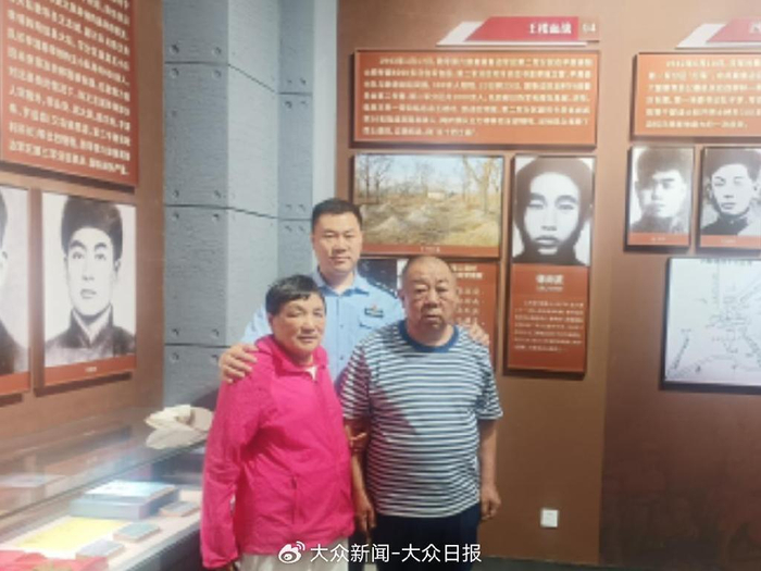 口述人李兆廉（右一）在纪念馆与其左侧身后徐尚武的合照