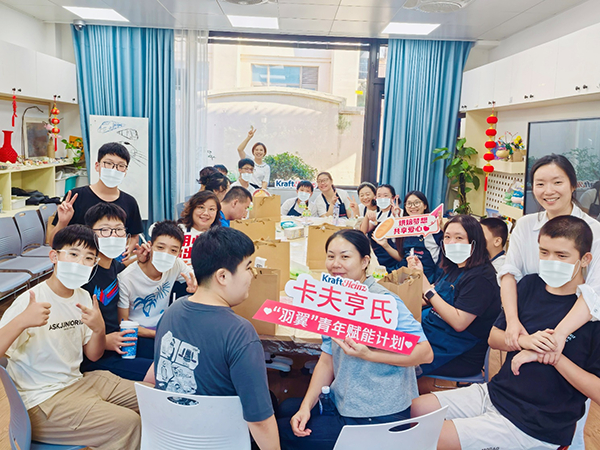 广州场（图一）、上海场（图二）卡夫亨氏员工及其子女与“心青年”们的合照