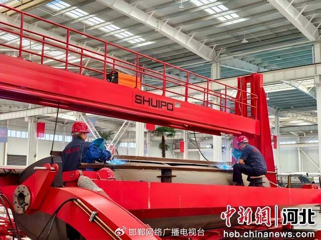 图为邯郸极驰汽车股份有限公司生产车间内，工人正在进行新能源专用车罐体焊接。 孙雨蝶 摄