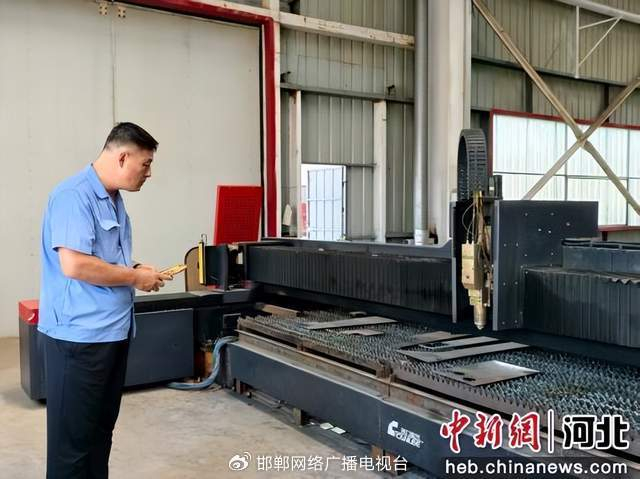 图为在河北中威新能源汽车有限公司生产车间内，工人在操作激光切割零部件。 孙雨蝶 摄