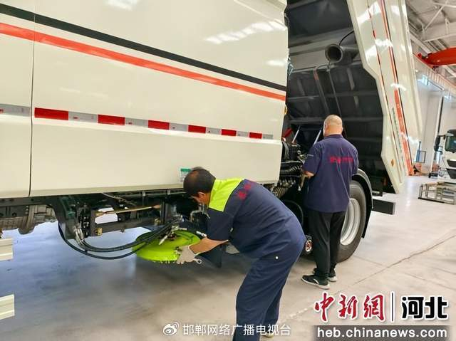 图为邯郸极驰汽车股份有限公司生产车间内，工人正在对车辆进行调试。 孙雨蝶 摄