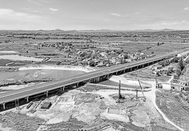 　　正在建设中的S40宁国至枞阳高速公路铜陵段横埠枢纽。（资料图）     