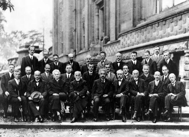 1927年，爱因斯坦在布鲁塞尔举行的索尔维会议上的合影，第一排中间为爱因斯坦（图片来源：Wikipedia）