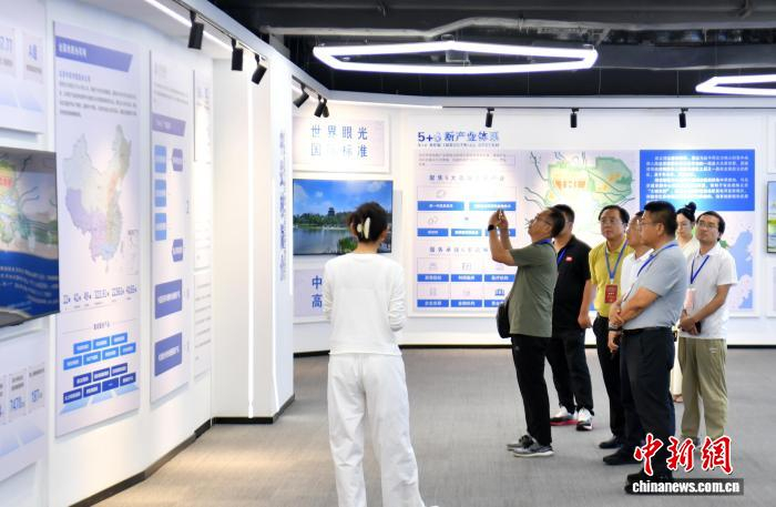 8月21日，参加活动人员参观雄安新区中关村科技园。中新网记者 韩冰 摄