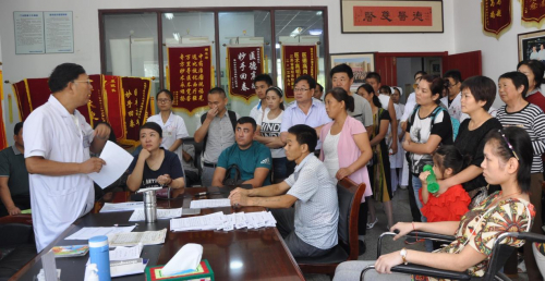 袁希福向来诊病人宣讲肿瘤防治知识