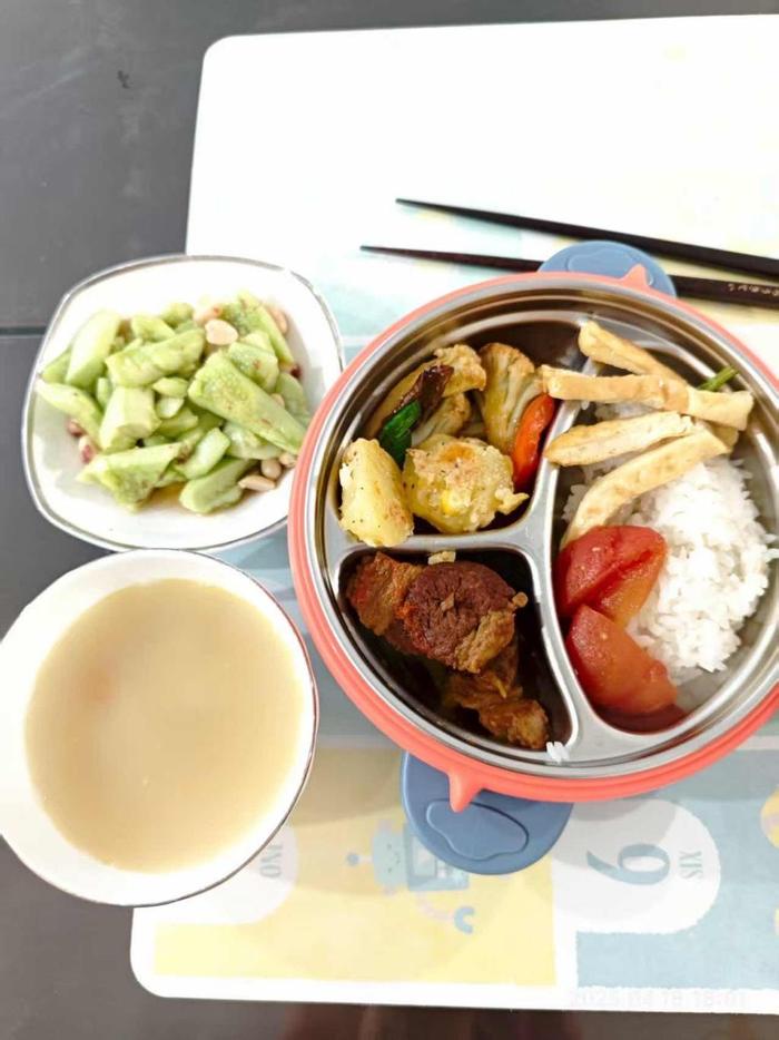 邹敏在第一单雇主家里吃饭