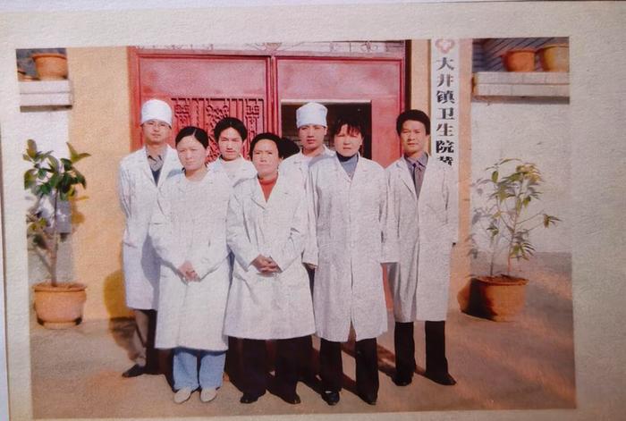 ▲黄梨分院医护人员合影,右一为宁佰万