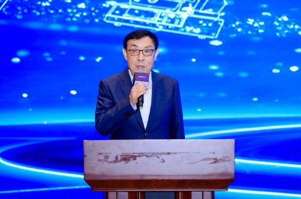 　　首先，由第十二届全国政协副主席马培华宣布首届中国炒菜机器人大赛开幕。