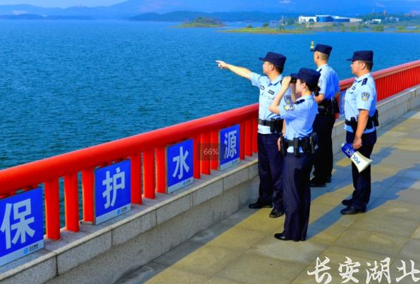 图为丹江口市公安分局民警在丹江口大坝开展巡逻防控守水行动。