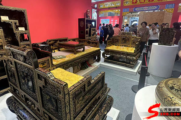 平遥牛肉推光漆器专业镇展区展出的黑漆石纹描金工艺沙发