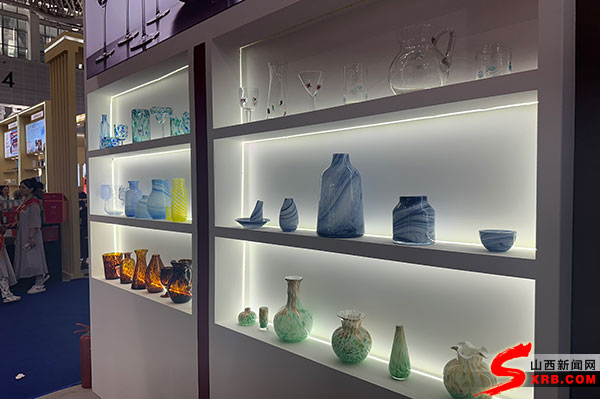 祁县玻璃器皿专业镇展区展出的玻璃器皿工艺品