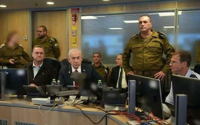 以色列空军指挥中心，内塔尼亚胡等人观摩空袭行动（图源：卡茨办公室）