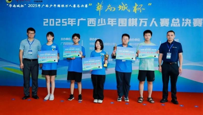 ▲中学男子组、女子组前三名获奖者合影