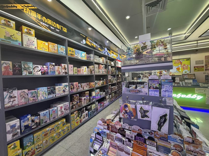 动漫手办周边商品暑期热销。劳动报记者陆燕婷 摄影