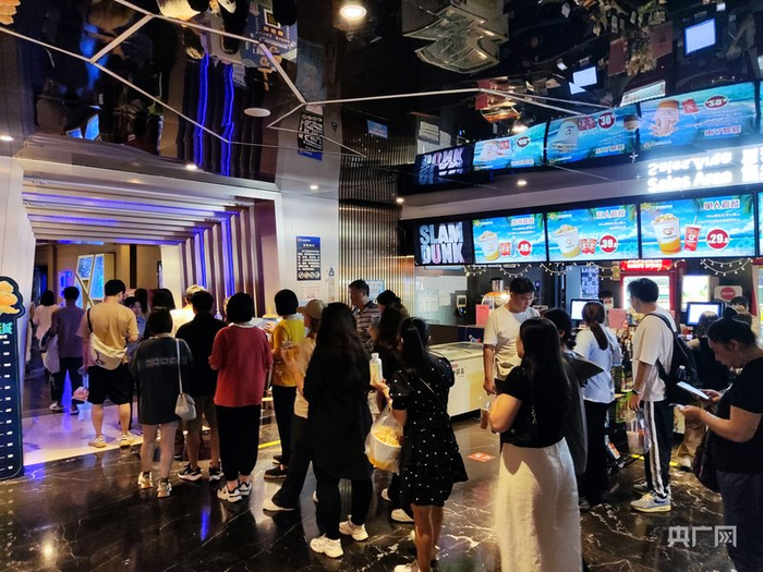 广影国际影城售票区，大批观众排队观影（央广网见习记者  滕艳娇  摄）
