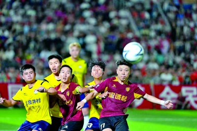 2025年贵州“村超”总决赛上的拼抢瞬间。榕江县融媒体中心供图