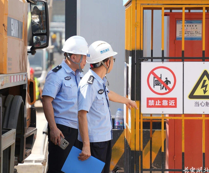 ▲民警走访工地，并开展安全检查
