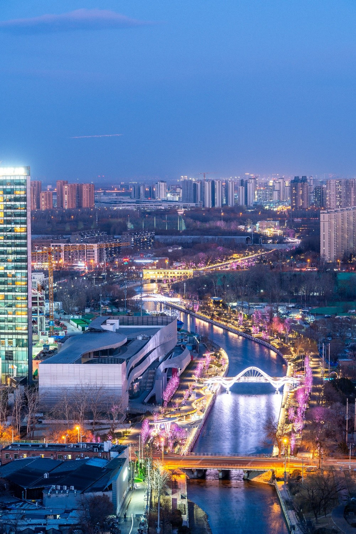 壩河頤堤港至郞園段治理后夜景鳥瞰圖（央廣網(wǎng)發(fā) 北京市水務(wù)局供圖）