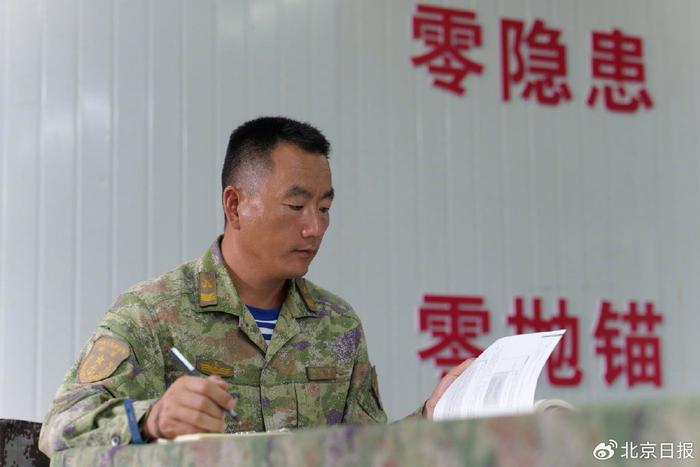 杨玉柱在进行理论学习(柴清鹏摄)
