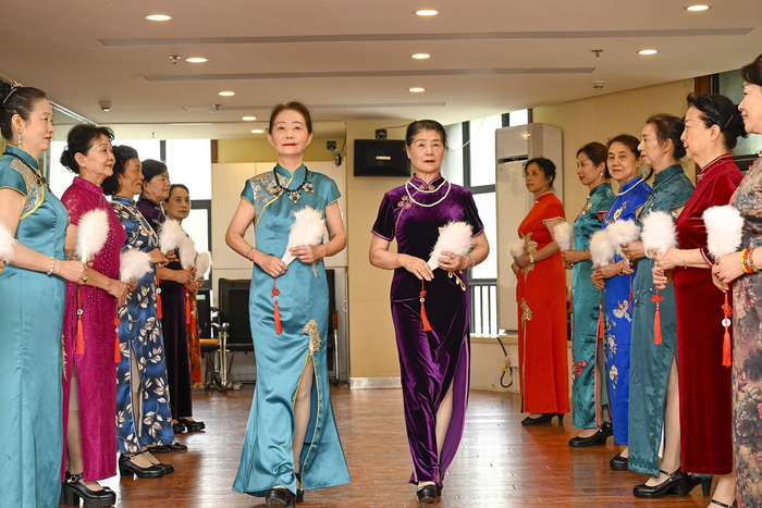 資料圖：合肥，老年學(xué)員學(xué)習舞蹈等