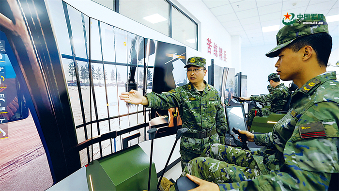 　　武警士官学校教员彭坤利用模拟仿真训练系统为部队官兵开展业务培训。王俊 摄　