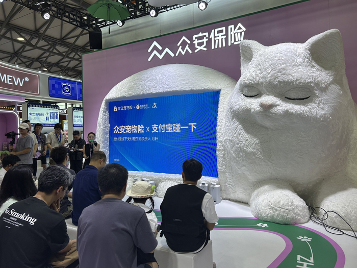 现场展示的“碰一下”功能的实际操作流程 每经记者 涂颖浩 摄