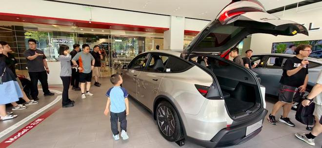 ▲特斯拉门店前来体验Model Y L的用户