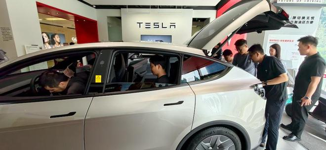 ▲特斯拉门店前来体验Model Y L的用户