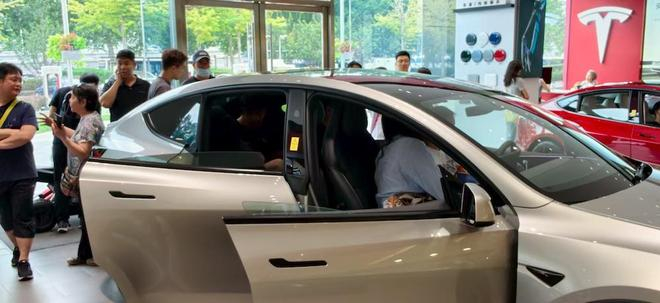 ▲特斯拉门店用户正在体验Model Y L