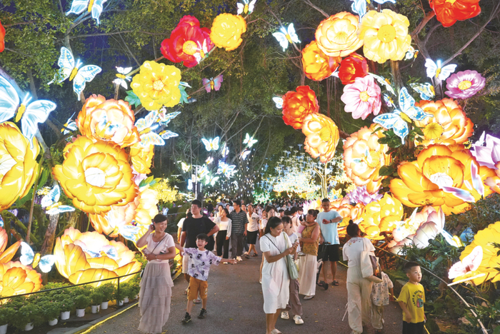 市民游客在青秀山风景区南宁夜花园游玩。记者 黄敬敏 摄
