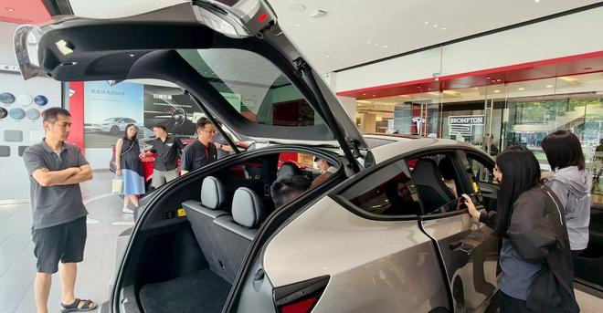 ▲特斯拉门店用户正在体验Model Y L