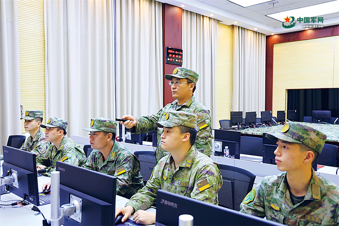 　　火箭军指挥学院教员梁超（右二）在演训任务中。李应奇 摄