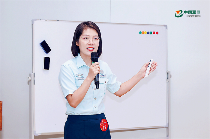 　　陆军工程大学教员丁韵在2025年外研社“教学之星”大赛现场。作者提供