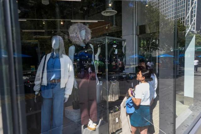 8月12日, 顾客在美国纽约市布鲁克林区一个服装店选购商品。新华社发（郭克摄）