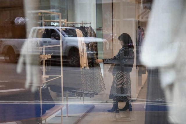 3月28日，顾客在美国纽约市一家服装店选购服装。新华社发（郭克摄）
