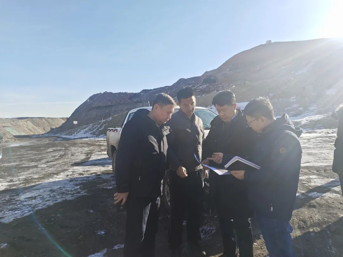 西安督察局干部在新疆乌鲁木齐县对疑似问题进行实地核查。拜美君 摄