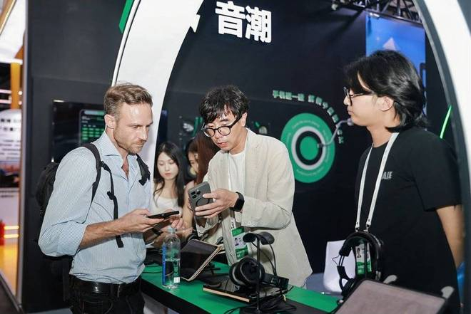 世界人工智能大会上姜涛向观众介绍产品 图片由受访者本人提供