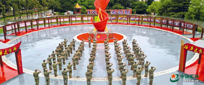 　　第71集团军某旅组织官兵向党旗宣誓。宋方武摄