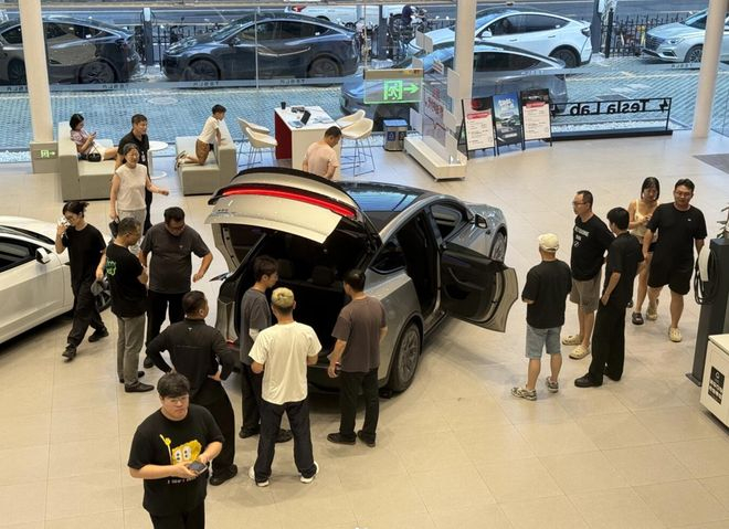 ▲门店体验Model Y L的用户（图源网络）