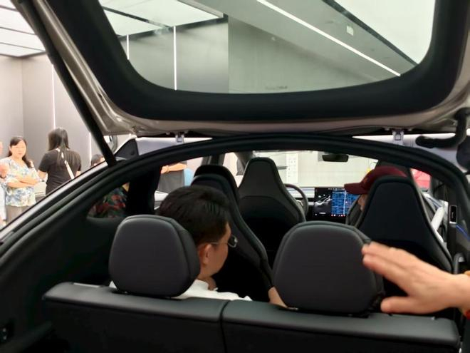 ▲特斯拉Model Y L第三排头部空间
