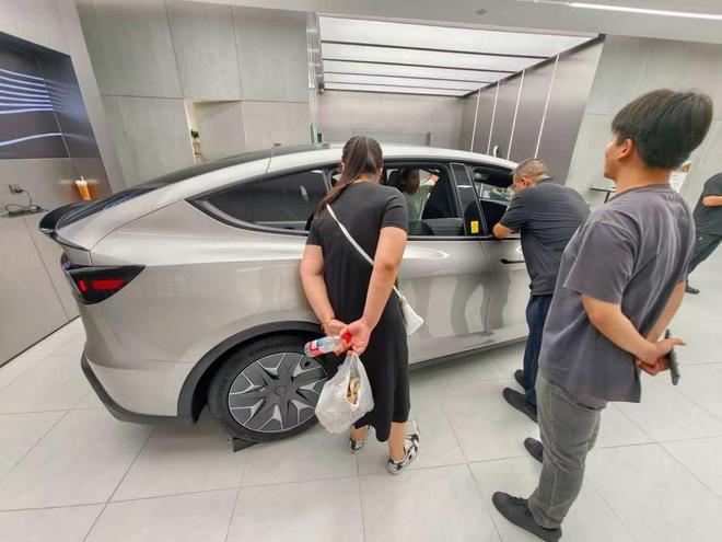▲特斯拉门店用户正在体验Model Y L
