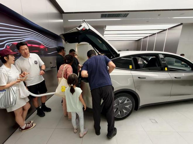 ▲特斯拉门店用户正在体验Model Y L