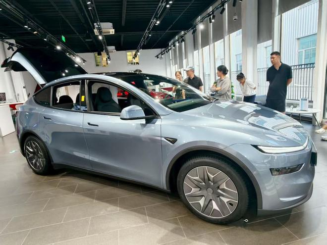 ▲特斯拉门店里的Model Y L