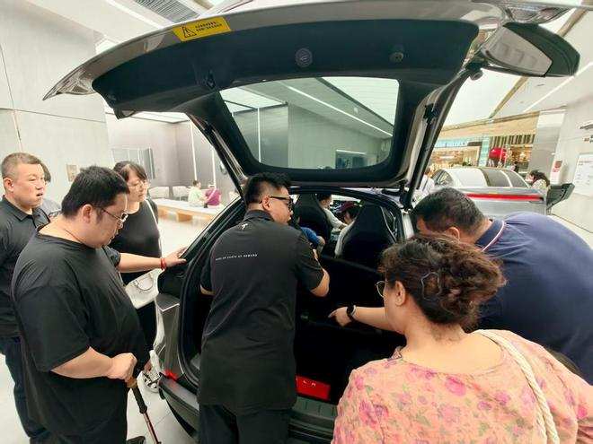 ▲特斯拉门店用户正在体验Model Y L