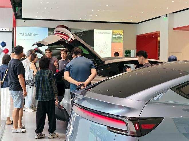 ▲用户排队上车体验Model Y L